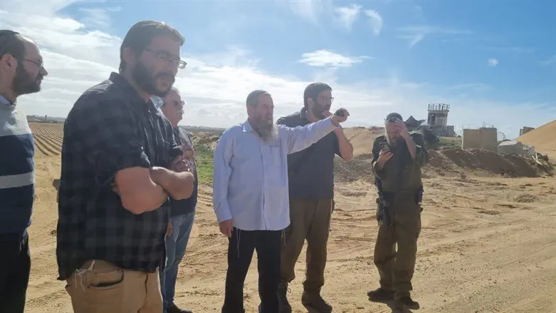 אבי מעוז בסיור