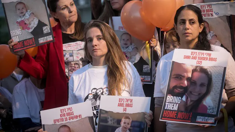 Protesters demand release of Shiri Bibas and her children