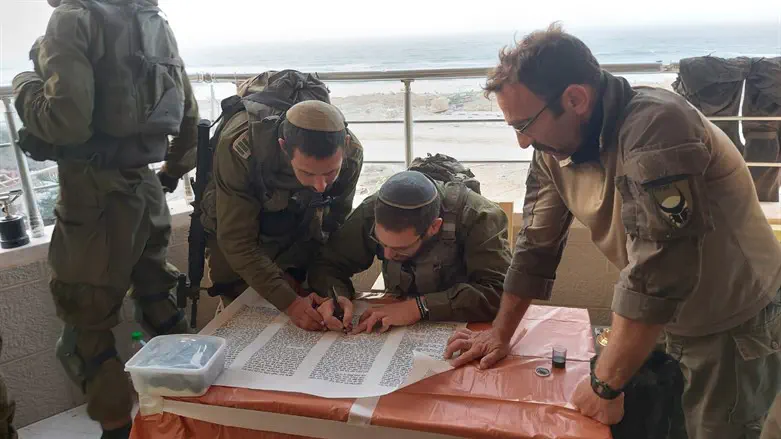 הרב ירון אדוריאן כותב אותיות