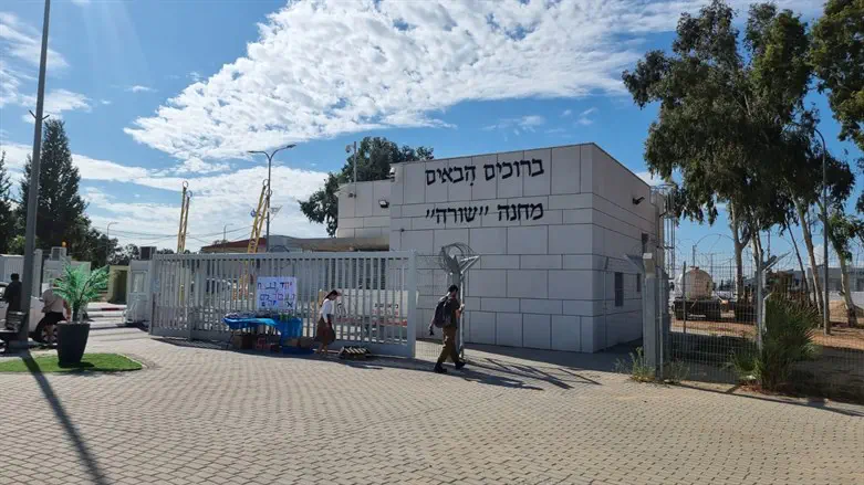 חודש שלם של מראות קשים מנשוא הוליד הרבה מילים כתובות. מחנה "שורה"