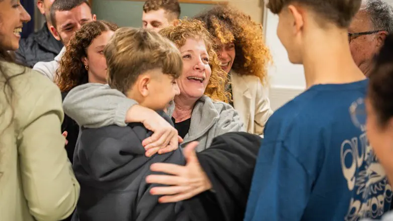 מירב טל מתאחדת עם בני משפחתה