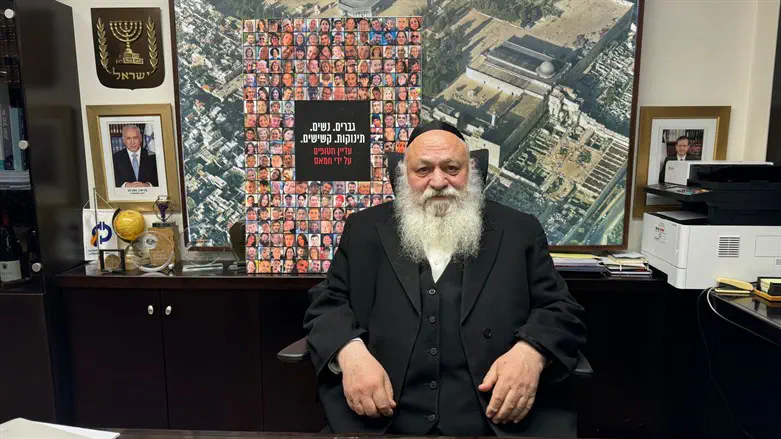 שר הבינוי והשיכון יצחק גולדקנופף