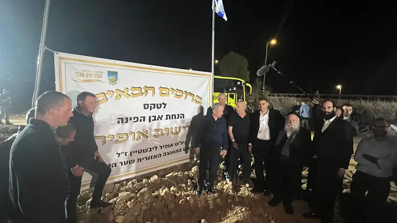 ראש הממשלה בהנחת אבן הפינה