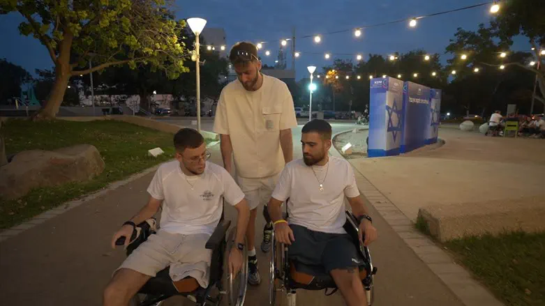 הנרי חן (במרכז) במחלקת השיקום