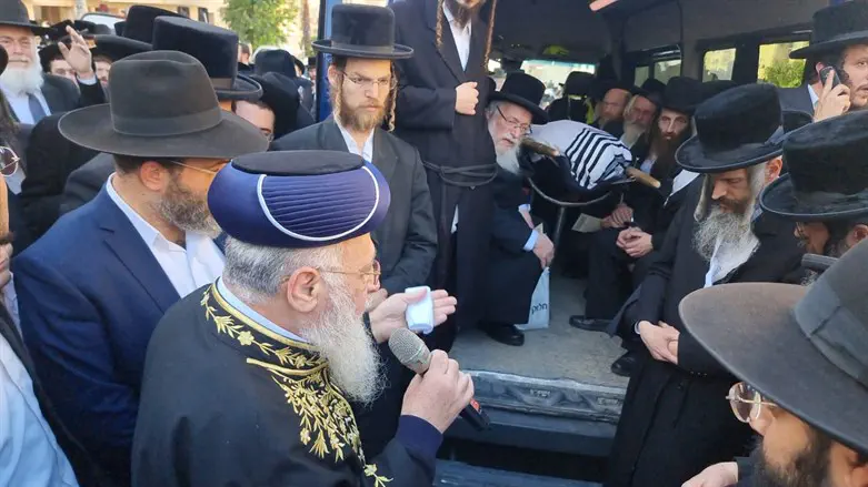 Rabbi Yitzhak Yosef at the funeral