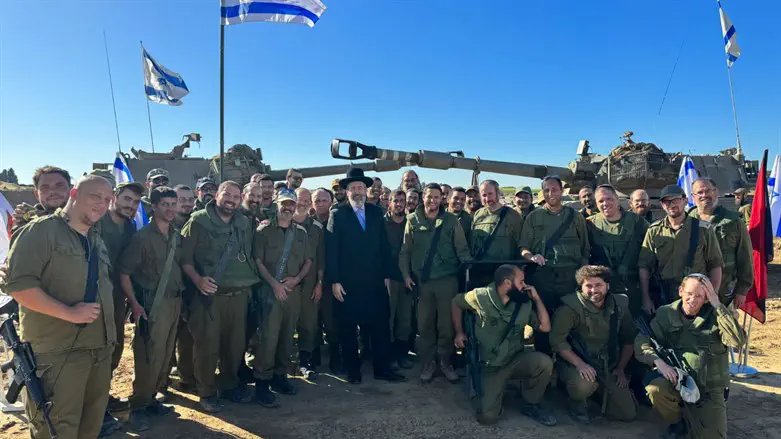 הרב לאו עם הלוחמים