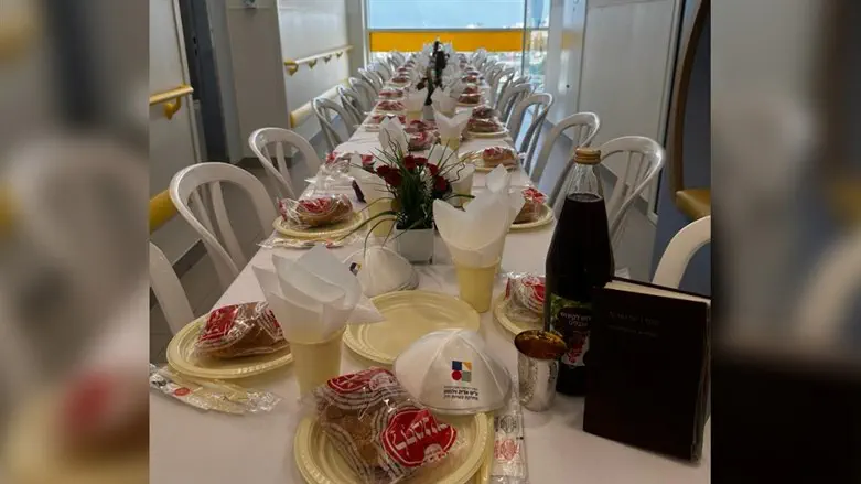 Shabbat table awaiting the hostages
