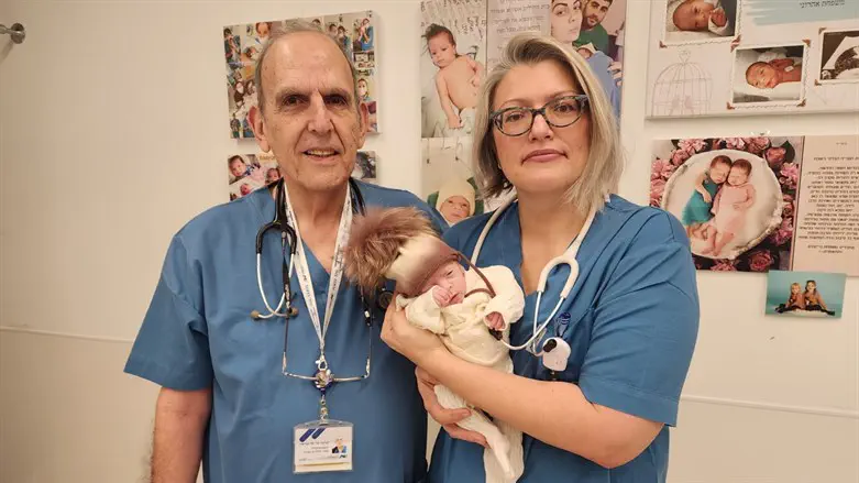 צוות בית החולים עם הפגה