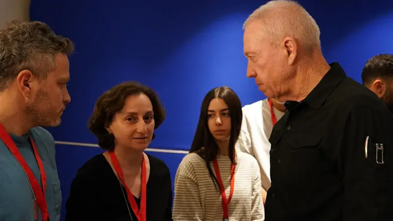 Йоав Галант и Елена Трупанова