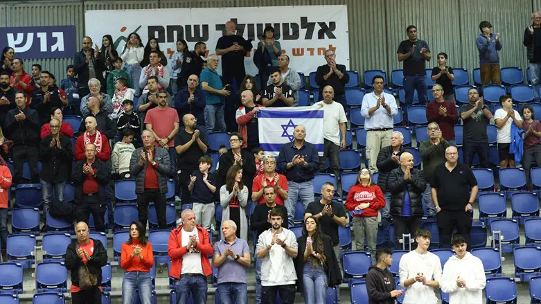 אוהדים שכיבדו את הטקס לזכר חללי המשטרה