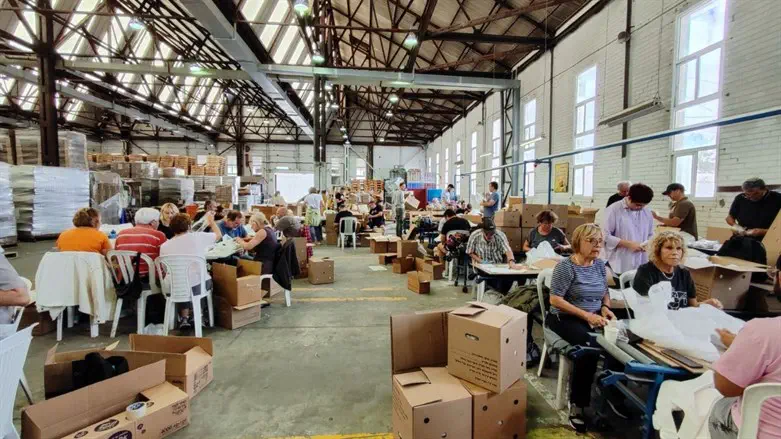 Иммигранты пакуют пайки для солдат