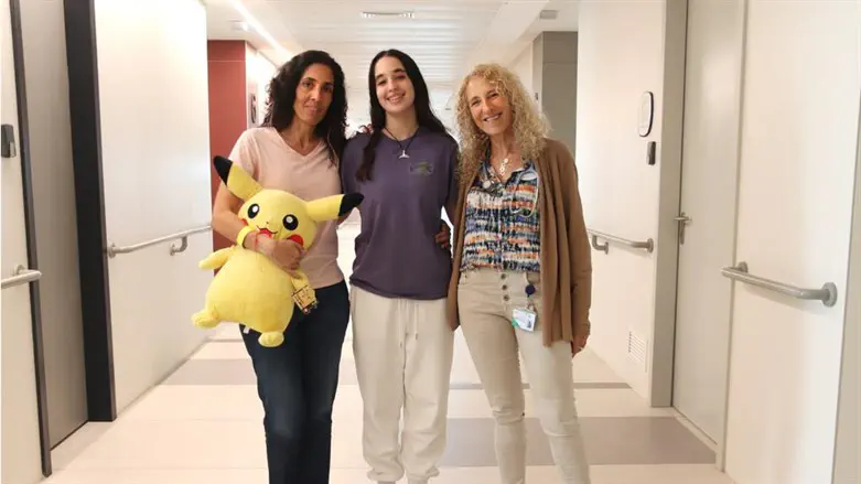 Gali Tarashtzensky with her mother and a staff member