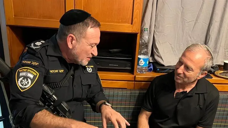 המפכ"ל בביקור תנחומים בבית משפחתו של יובל קסטלמן