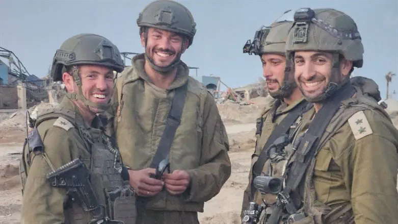 קריגר (במרכז) חוזר לעזה