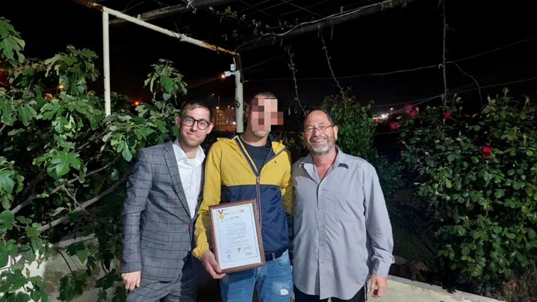 Glick awarding Arab who saved Jewish couple