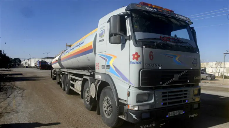 Грузовик с топливом для Газы