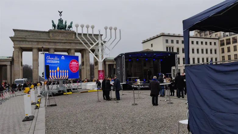 החנוכיה בשער ברנדנבורג, ארכיון