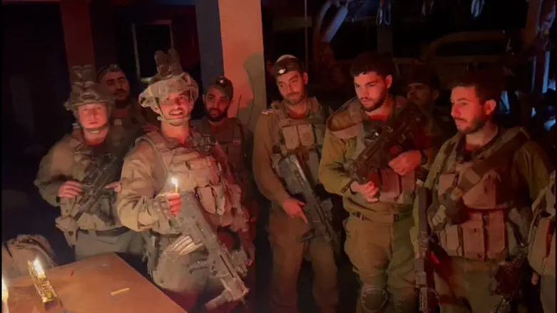 Элькана Либман зажигает первую ханукальную свечу