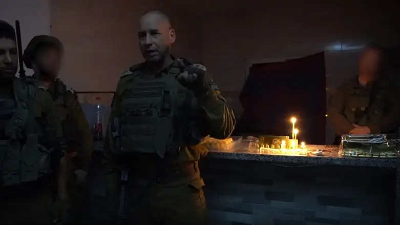 Генерал-майор Ярон Финкельман зажигает ханукальную свечу в Газе