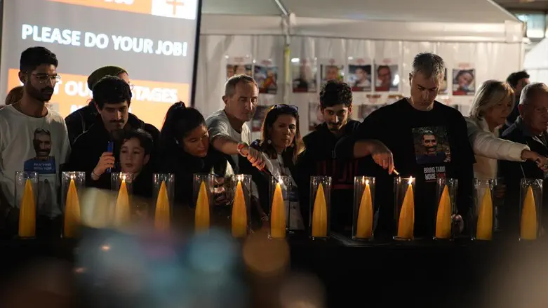 משפחות החטופים מדליקות את החנוכייה