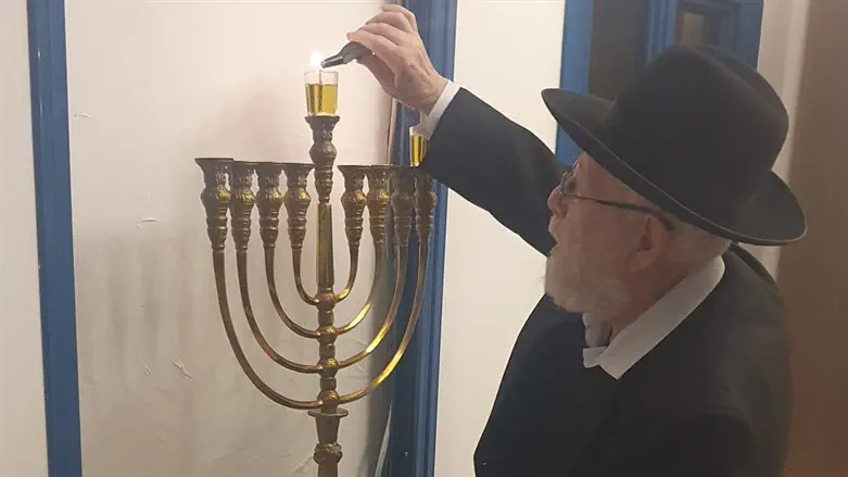 הרב ליאור הדליק בחנוכייה מיוחדת