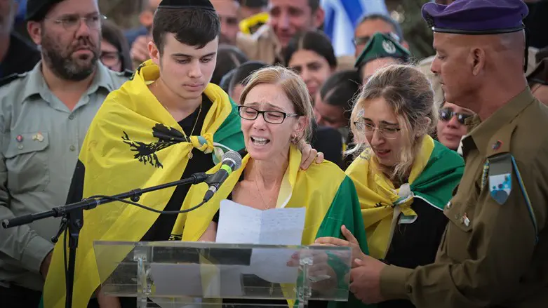 Шарон Коэн-Айзенкот на похоронах сына