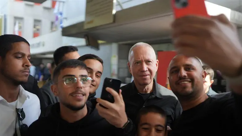 Minister Gallant with new enlistees