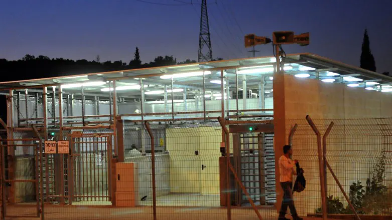 מעבר לכניסת פועלים לישראל