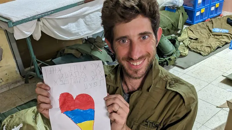 Итай Перри с рисунком 8-летнего сына