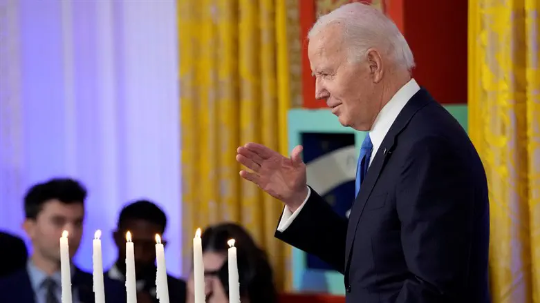 Джо Байден зажигает ханукальные свечи в Белом доме