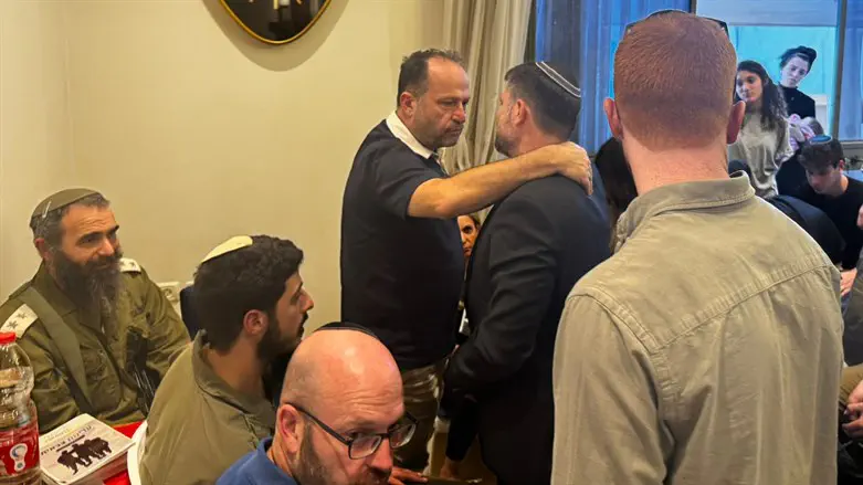 השר בצלאל סמוטריץ' עם אביו של עמית בונצל ז"ל