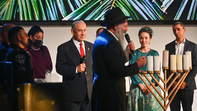 Silman and Netanyahu at the candle lighting