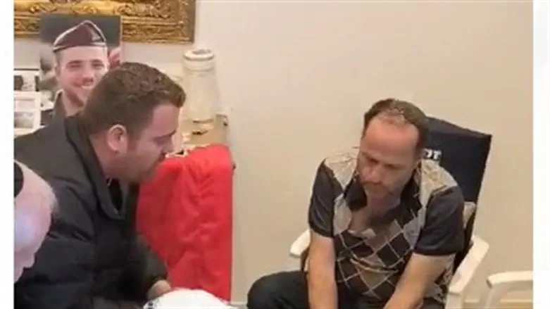 האב השכול יצחק בונצל ושדרן גל"צ עידן קוולר