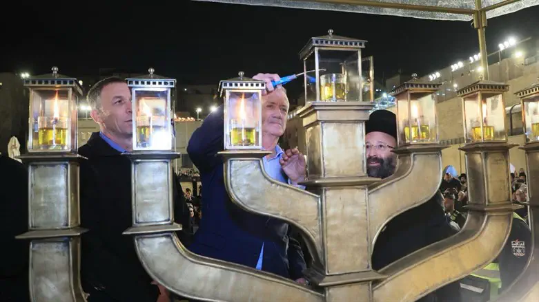השר גנץ מדליק נרות בכותל