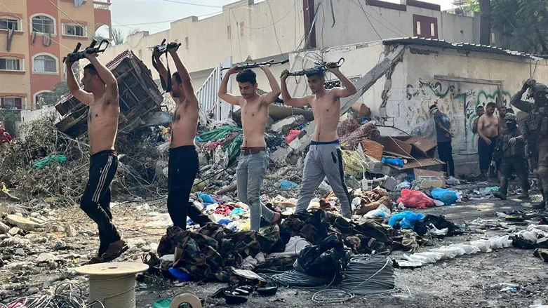 המחבלים יוצאים עם נשקם מבית החולים העזתי