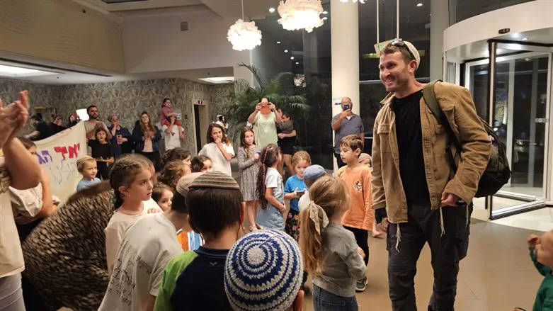 ויזנר מגיע למלון