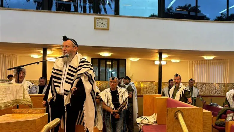 הרב רימון בתפילה