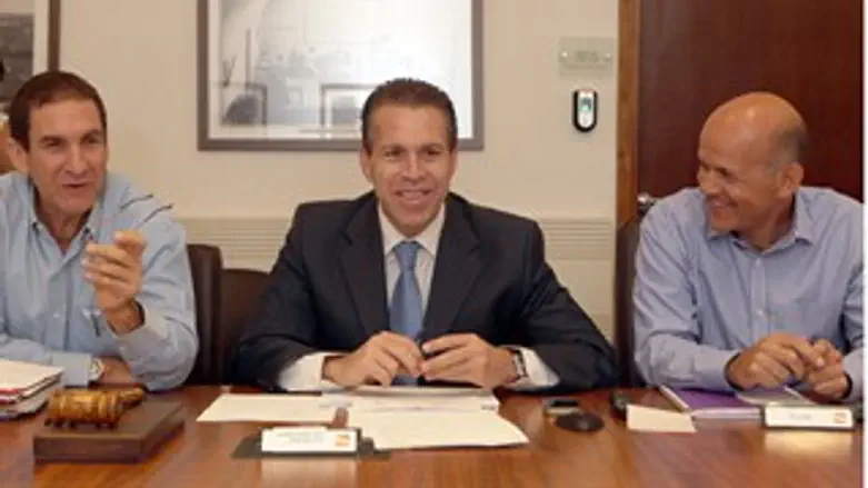 השר, היו"ר והמנכ"ל