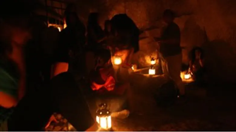 פעילות במערות