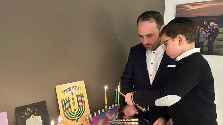 פרייליך בהדלקת נרות חנוכה