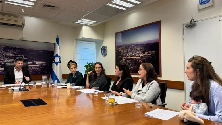 השר סמוטריץ' במפגש עם נשות המילואימניקים