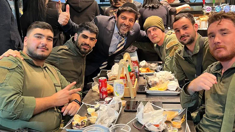 Hassidim and IDF soldiers