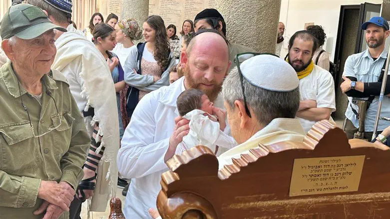 הברית לנינו של עזרא יכין