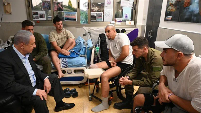 Netanyahu meets wounded soldiers