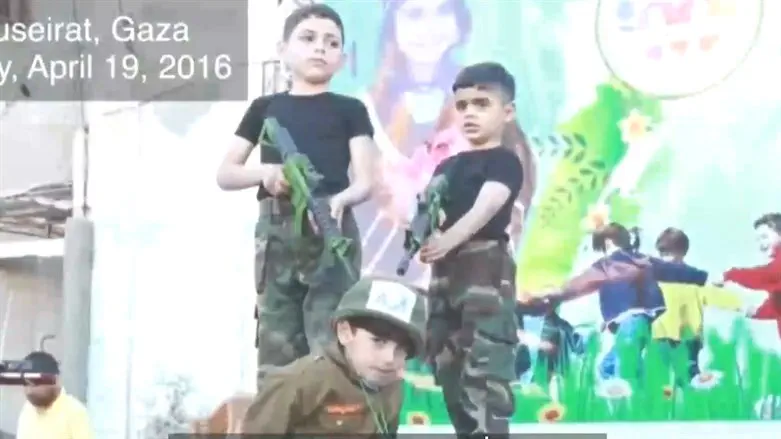 חינוך לרצח יהודים בבתי הספר של אונר"א