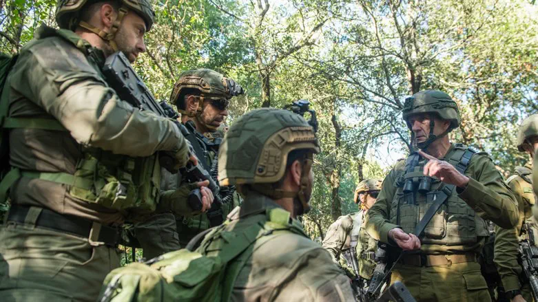 Chief of Staff wit soldiers in north