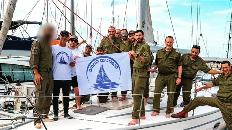 חזי עם הלוחמים ביאכטה