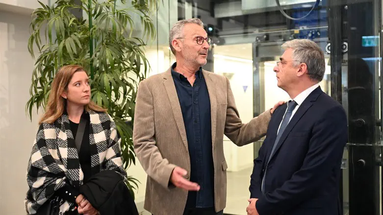 L-R:Israeli delegation's Romina Roni, Maccabi's Riki Kanterevicz, Argentinian Amb. Tropepi