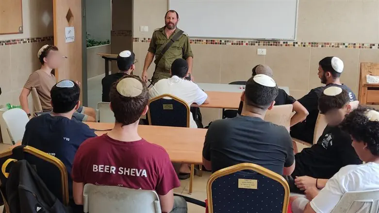 הרב צבי יהודה ויצמן בשיעור לתלמידי הישיבה