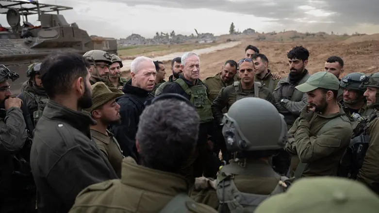 Benny Gantz and Yoav Gallant meet with the soldiers in Gaza